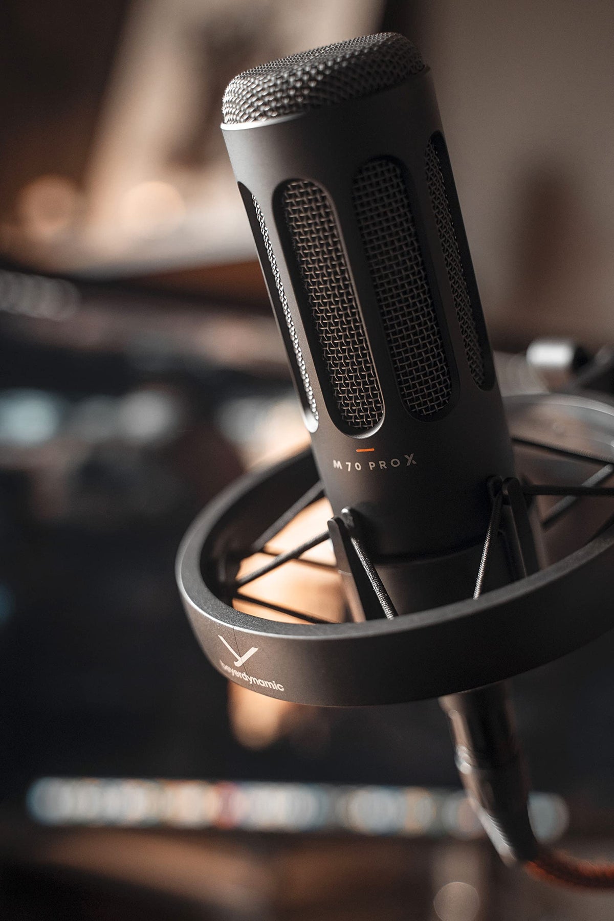 Dynamic Broadcast Microphone J671